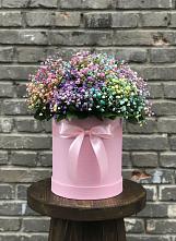 Цветочная композиция из Гипсофила и Розы в шляпной коробке в Фазанном