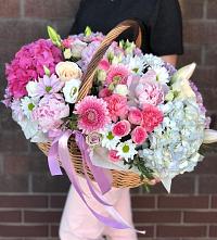 Цветочная композиция из Розы, Хризантемы, Пионы и Лизиантусы в корзине в Фазанном