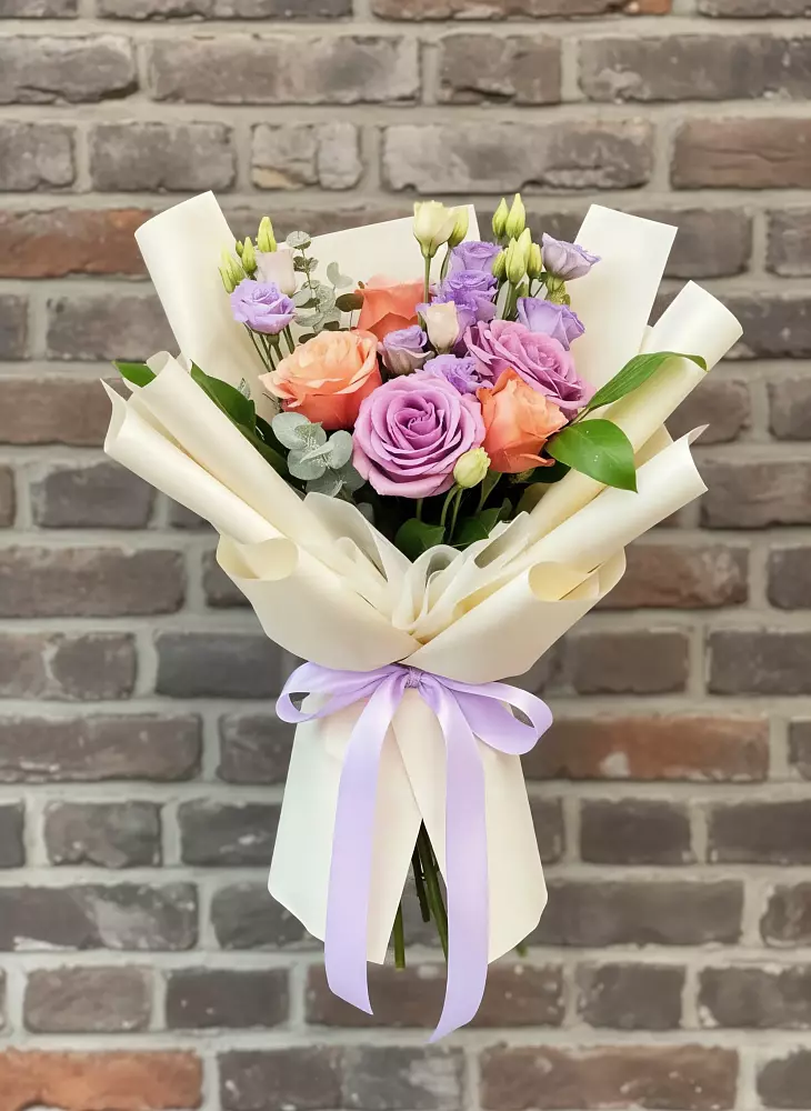 Букет цветов из: Лизиантусы и Розы в Фазанном