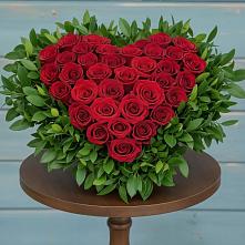 Цветочная композиция из Розы в виде сердца в Фазанном