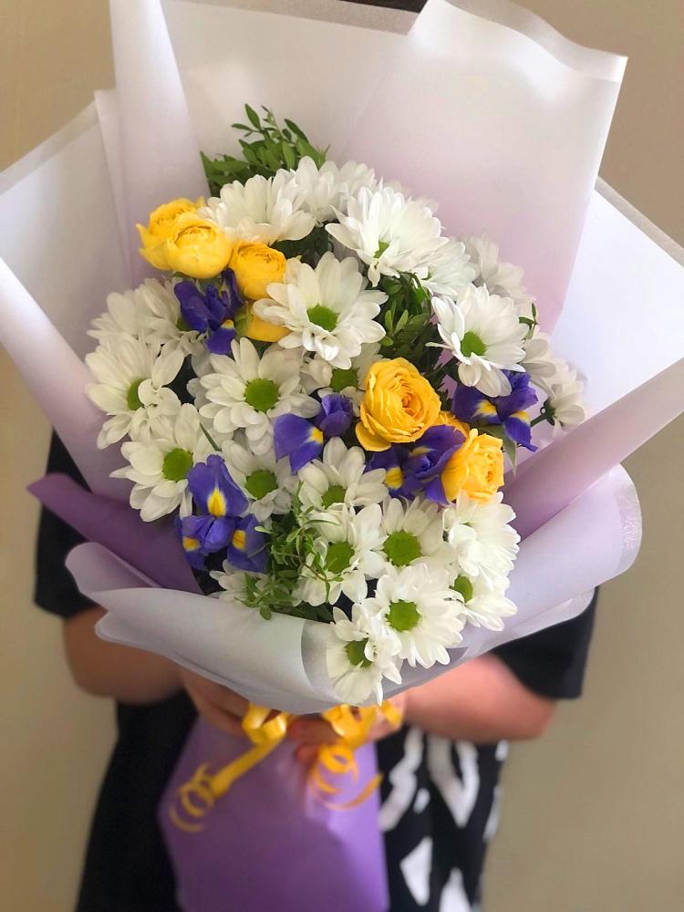 Букет цветов из: Ирисы, Хризантемы и Розы в Фазанном