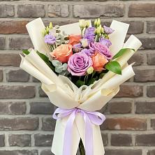 Букет цветов из:  Лизиантусы и Розы в Фазанном