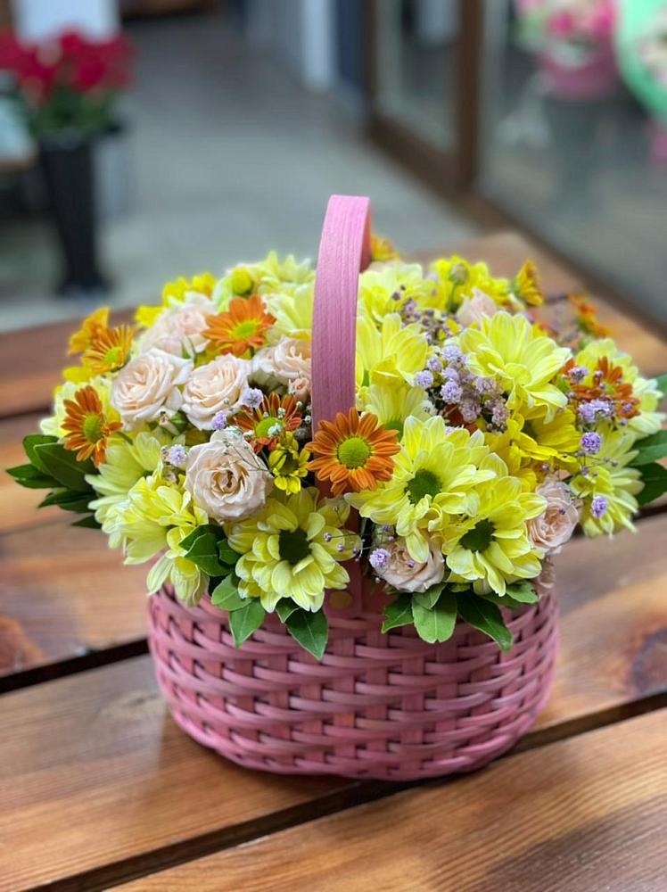 Цветочная композиция из Хризантемы и Розы в корзине в Фазанном