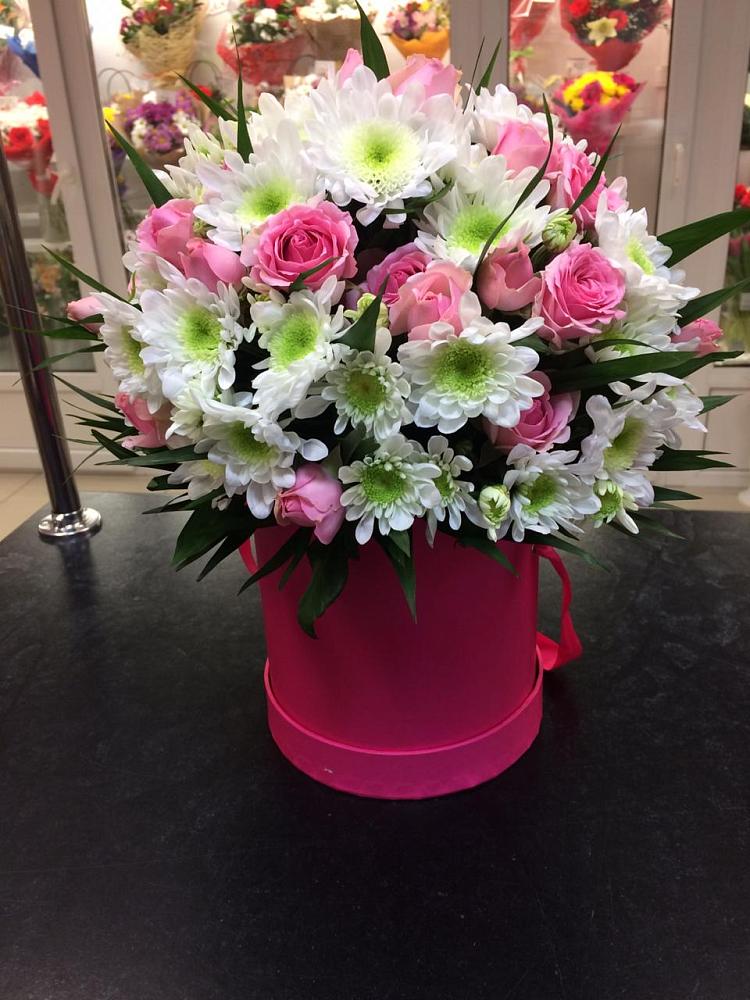 Цветочная композиция из Розы и Хризантемы в шляпной коробке в Фазанном