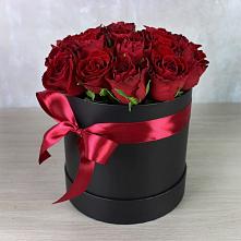 Цветочная композиция из Розы в шляпной коробке в Фазанном