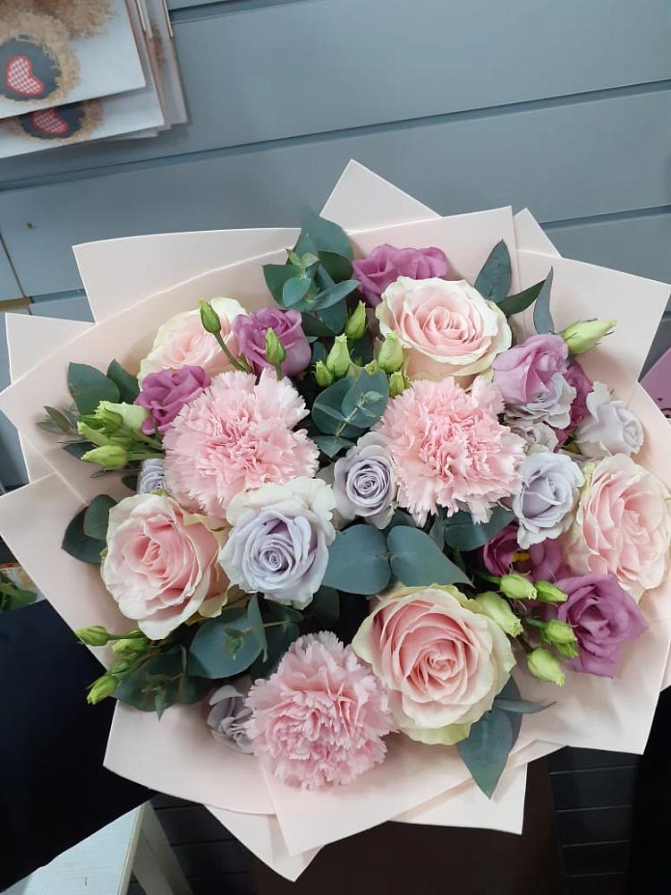 Букет цветов из: Розы, Гвоздики и Лизиантусы в Фазанном